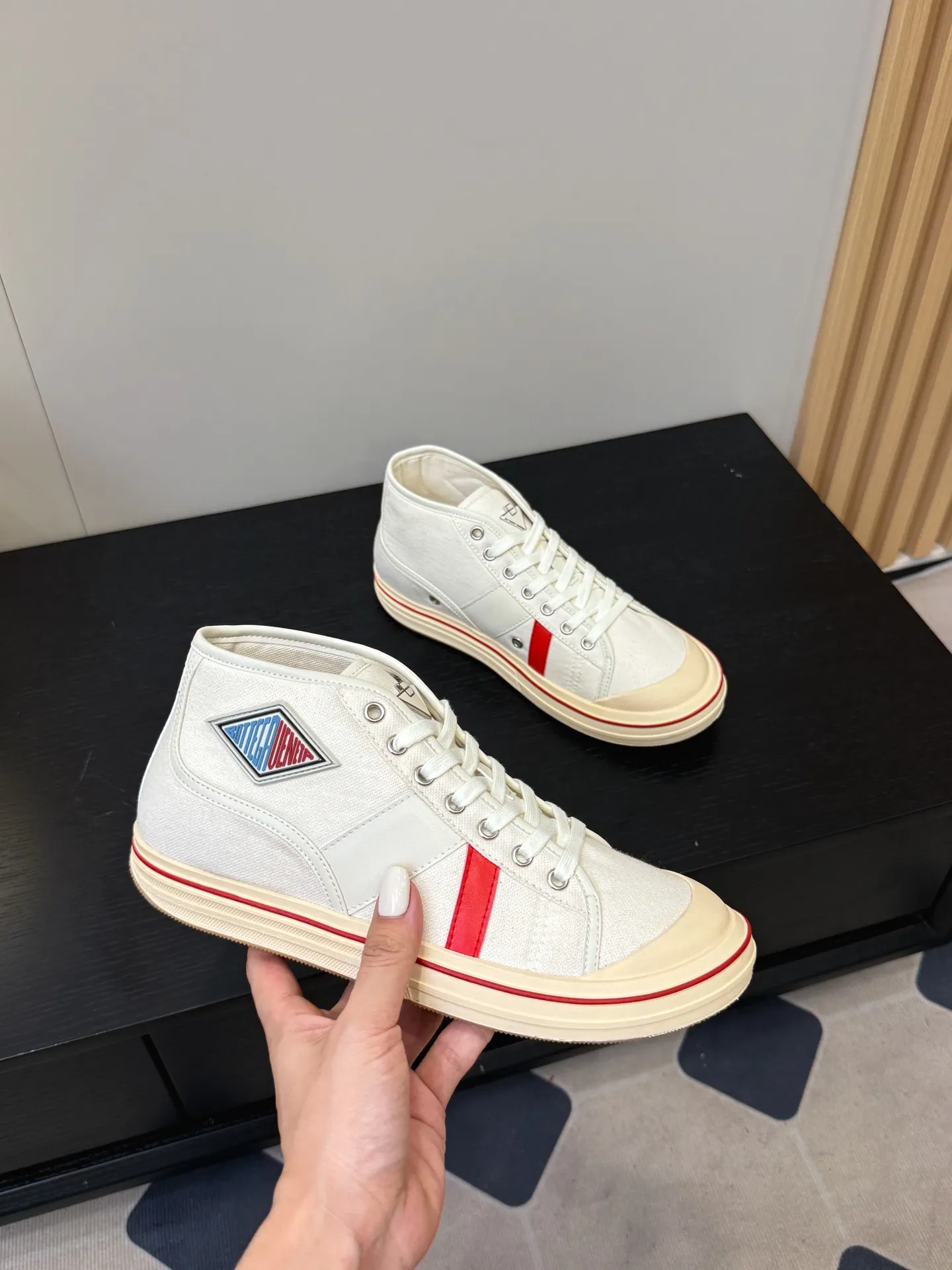 👟👟Ex-factory price 480👟👟 (Men’s size +1️⃣0️⃣) BVOrbit’s latest 2025 catwalk model, developed 1:1 from the original board, classic color matching elements! This is the biggest highlight of this shoe, eye-catching but not exaggerated design, super cool for daily use, super versatile whether paired with pants, sweaters or skirts, looks good no matter how you wear it, the more you look at it, the more you like it ❗️ Outsole: Original outsole Color: 4 colors Size: Female 35-40 Male 39-44